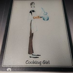 Cutting board of tempered glass 11in x 15in counter saver. Easy clean up ùq3